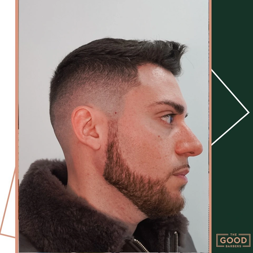 Barbe courte dessinée de profil
