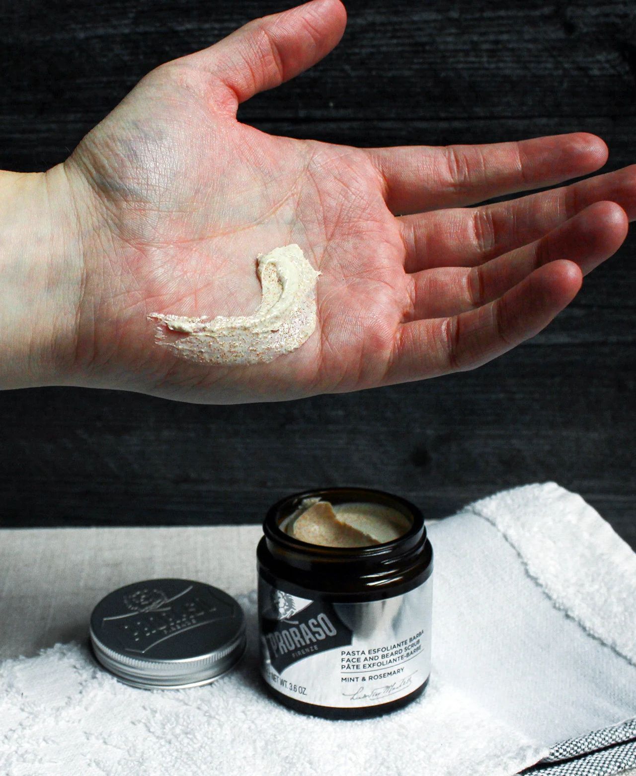 Proraso - Beard Peeling - Mint & Rosemary - 100ml: Proraso - Beard Peeling - Mint & Rosemary - 100ml product texture and consistency, view 4