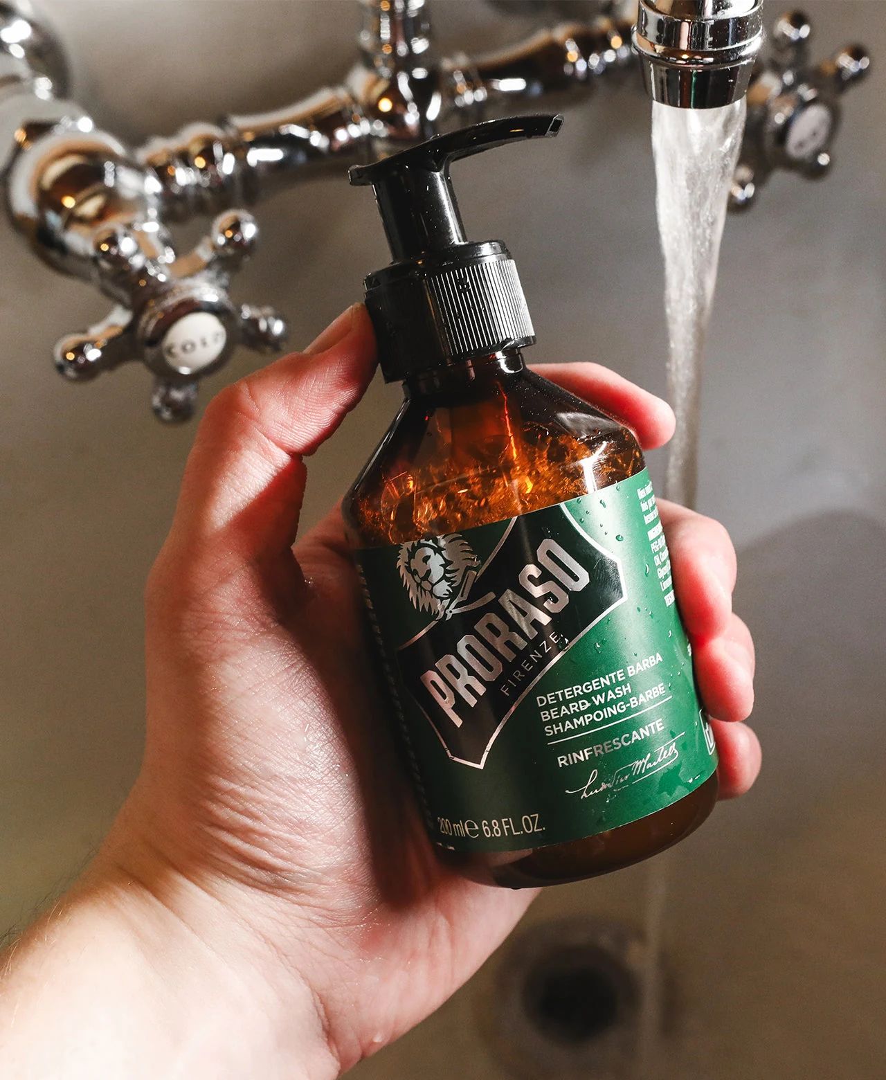 Proraso - Beard Wash - Refreshing - 200ml: Proraso - Beard Wash - Refreshing - 200ml professional styling result and application, view 2