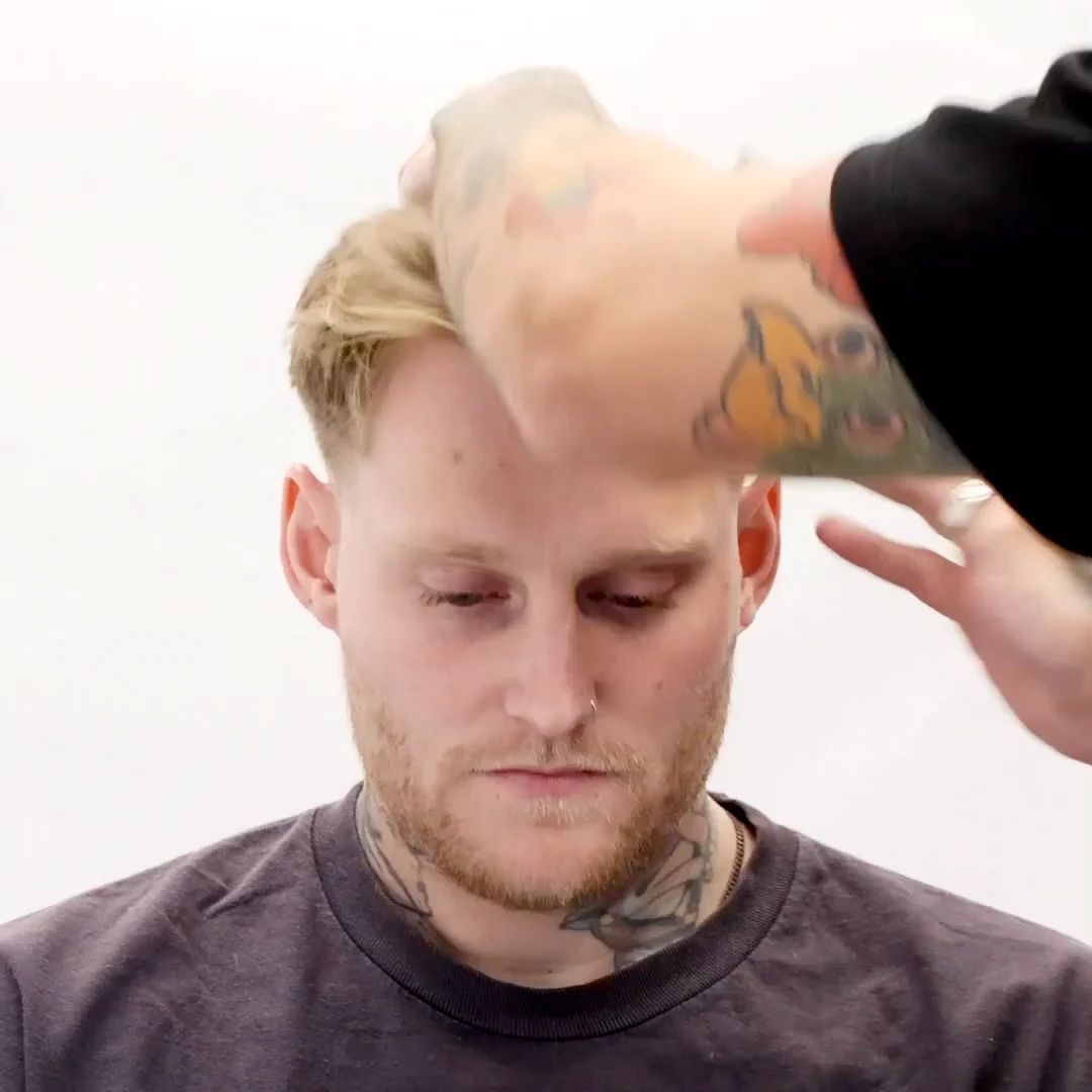 Uppercut Matte Pomade - 30g professional Matte Pomade - Midi application tutorial step 1