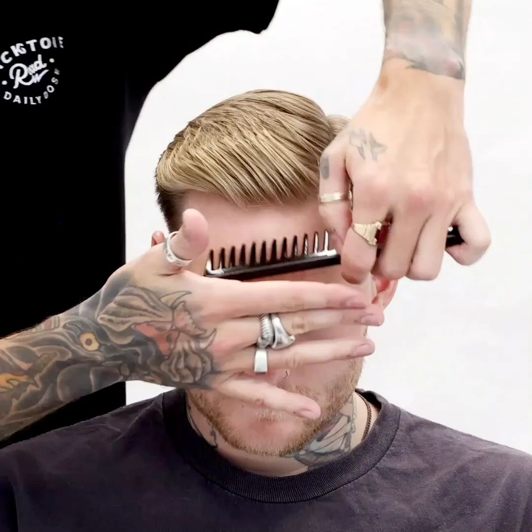 Uppercut Matte Pomade - 30g professional Matte Pomade - Midi application tutorial step 4
