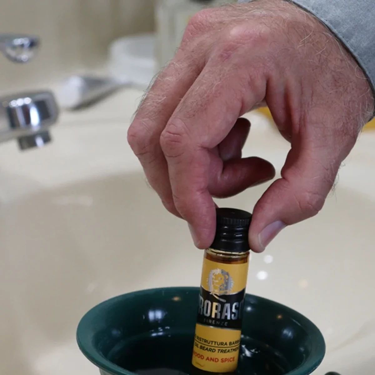 Proraso Hot Oil Beard Treatment vials and packaging detail